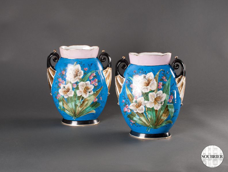 Deux vases en porcelaine
