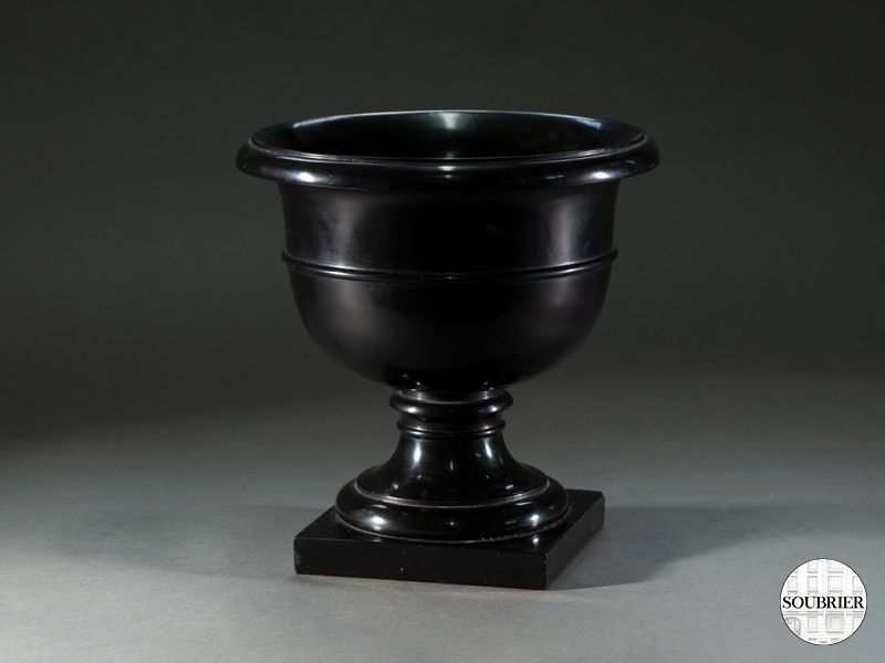 Vase en résine noire