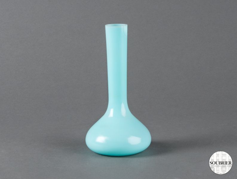 Vase opaline bleu ciel au long cou