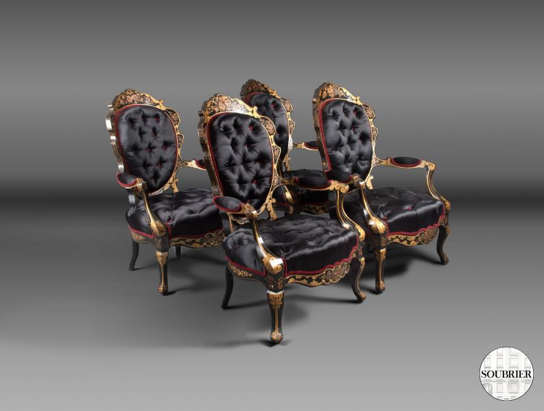 Fauteuils dorés et noirs capitonnés