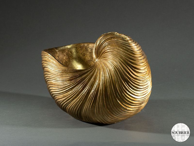 Gros coquillage en résine dorée