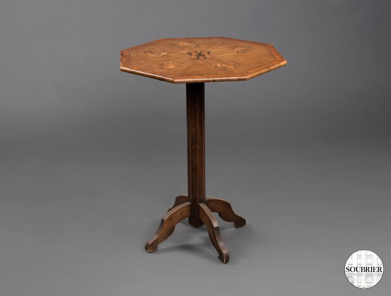Small octogonal pedestal table