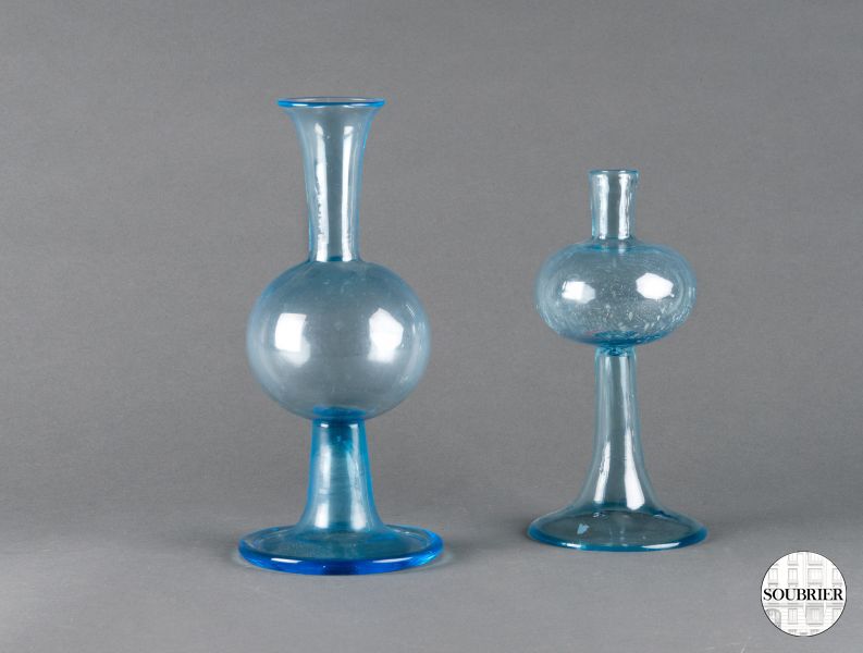 Vases en verre bleu pâle
