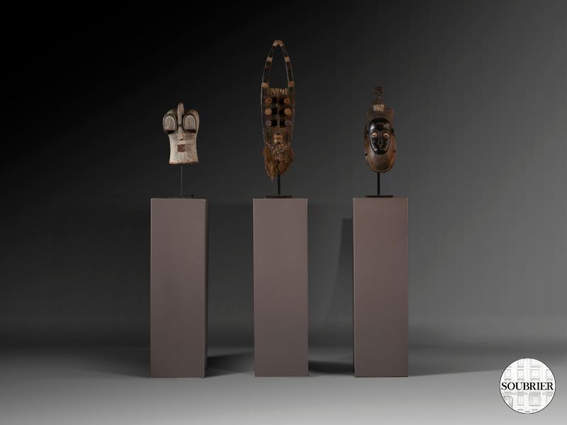Trois stèle laquées gris