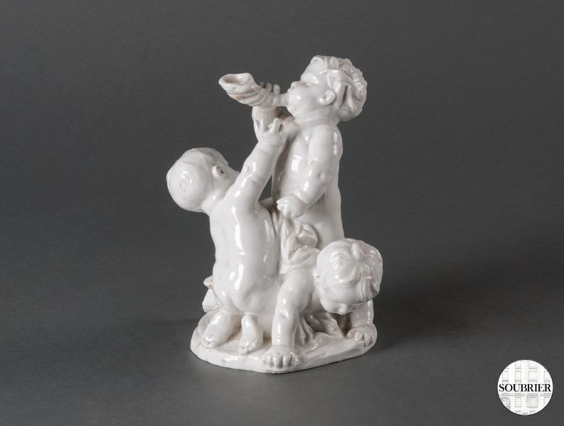 Groupe en porcelaine blanche