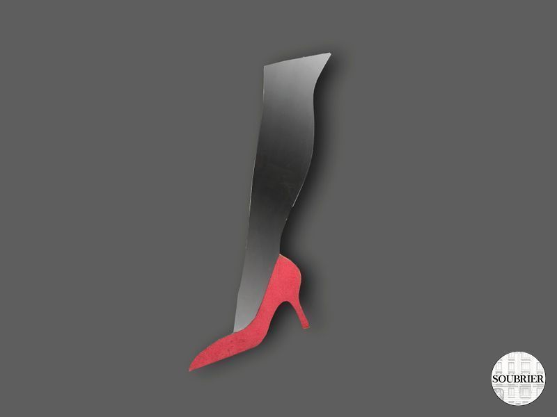 Miroir jambe et chaussure à talons rouges