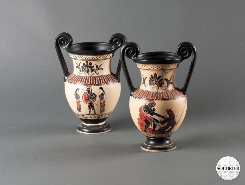 Deux vases en poterie grecque