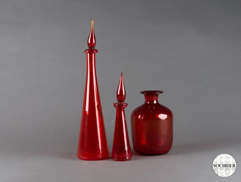 Vases en verre rouge
