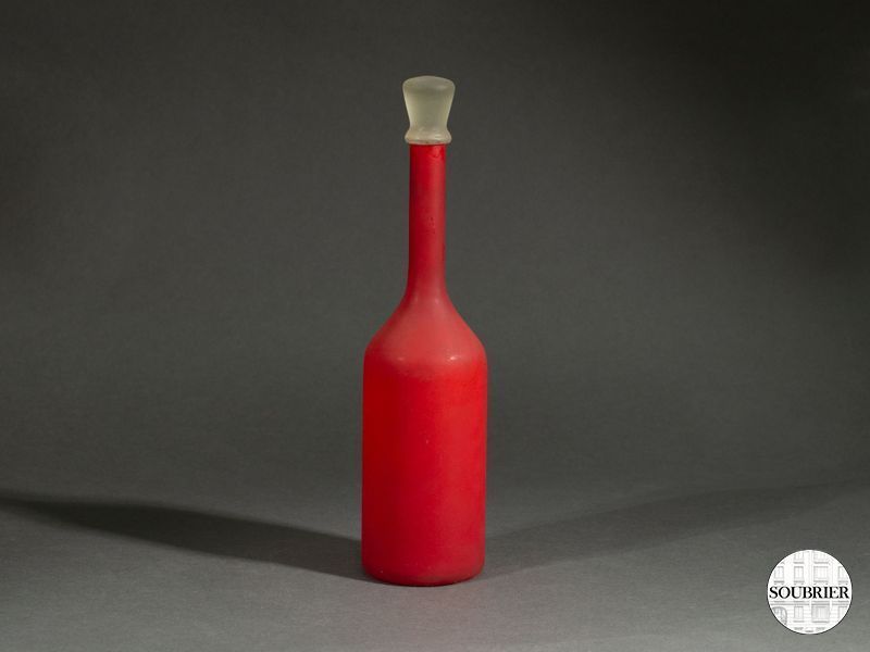 Petite bouteille opaline rouge et son bouchon