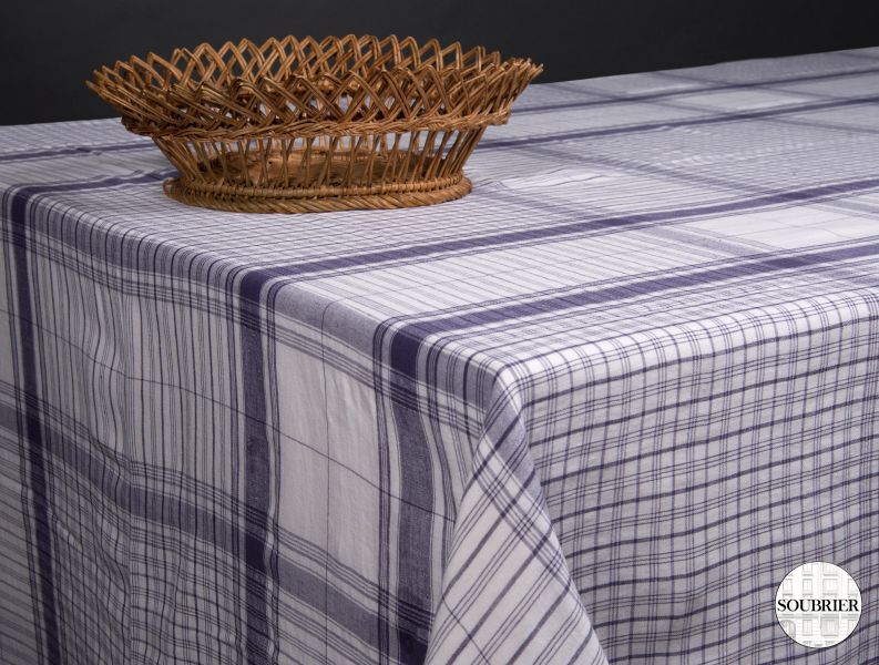 Nappe à rayures violettes