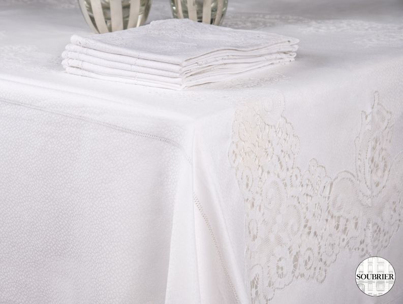 Nappe en damas et dentelle