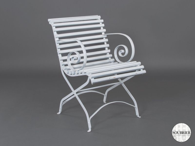 Huit fauteuils de jardin