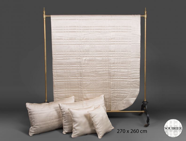 Dessus-de-lit en satin beige