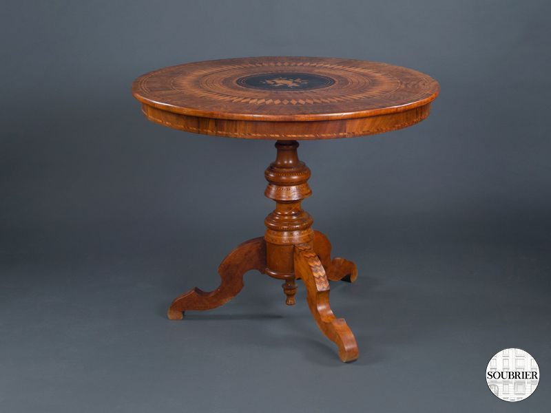 Tripod pedestal table