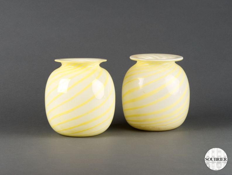 Vases boules en verre jaune