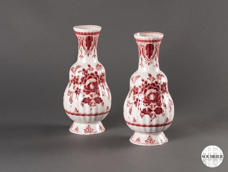 Deux vases en faïence blanche