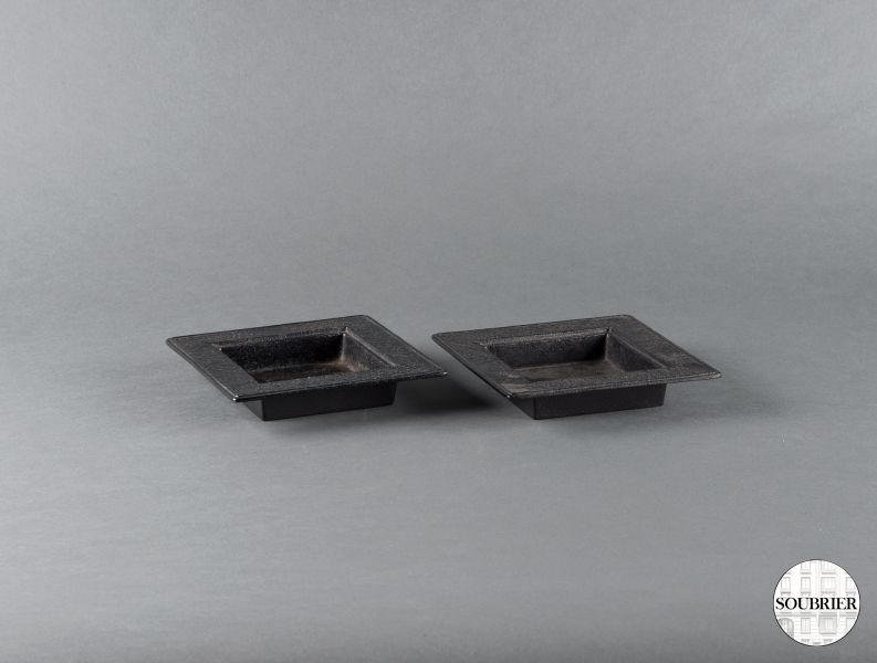 Set of cast-iron ashtrays