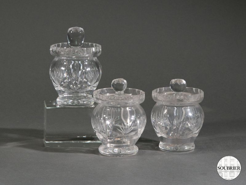 Flacon en verre moulé et couvercle décor florale