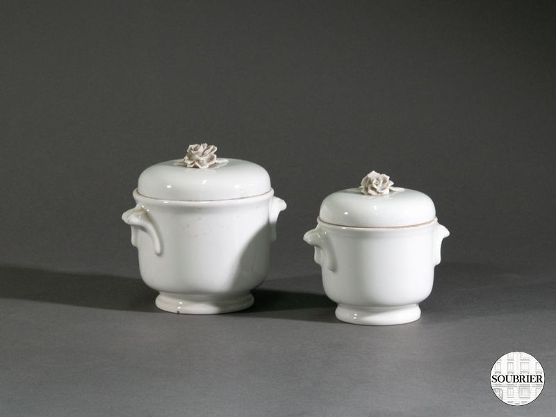 Pot en onguant en céramique blanche  et couvercle
