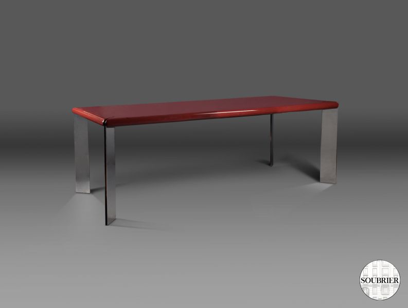 Grande table rouge rectangulaire
