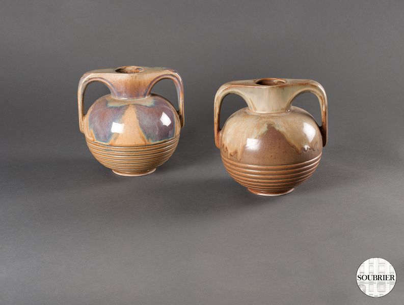 Deux vases en céramique beige
