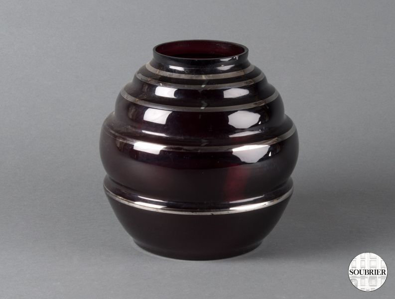 Black glass vase with burgundy light