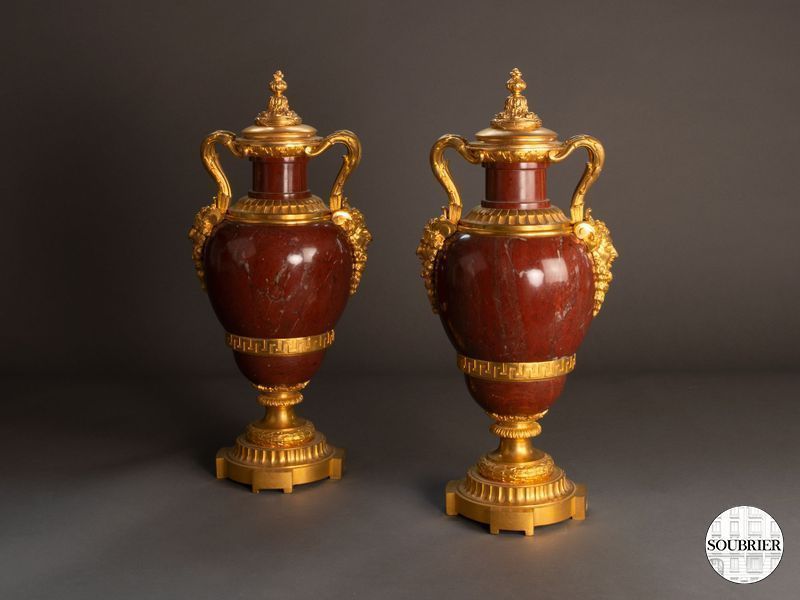 Vases en marbre et bronzes dorés