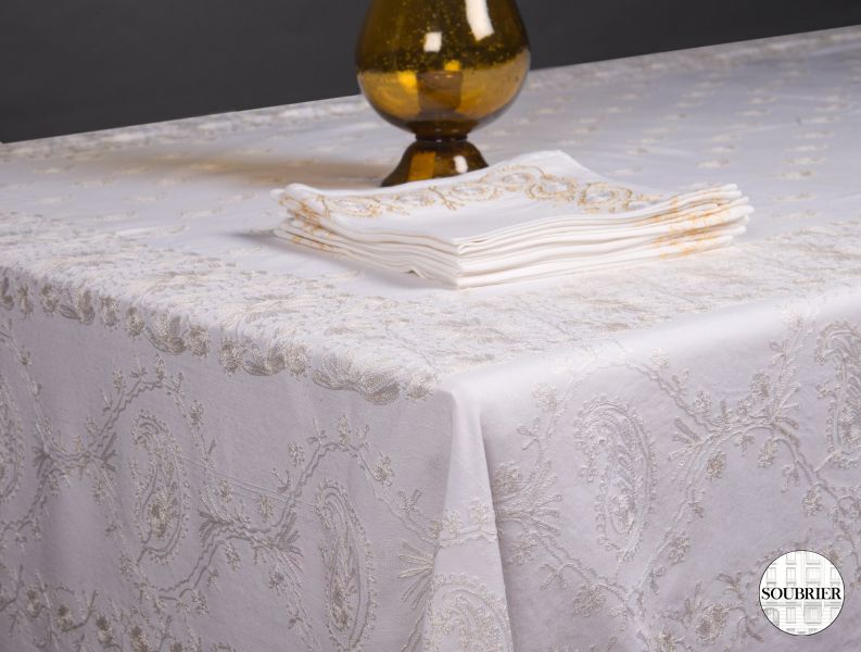 Nappe en coton brodée d'arabesques