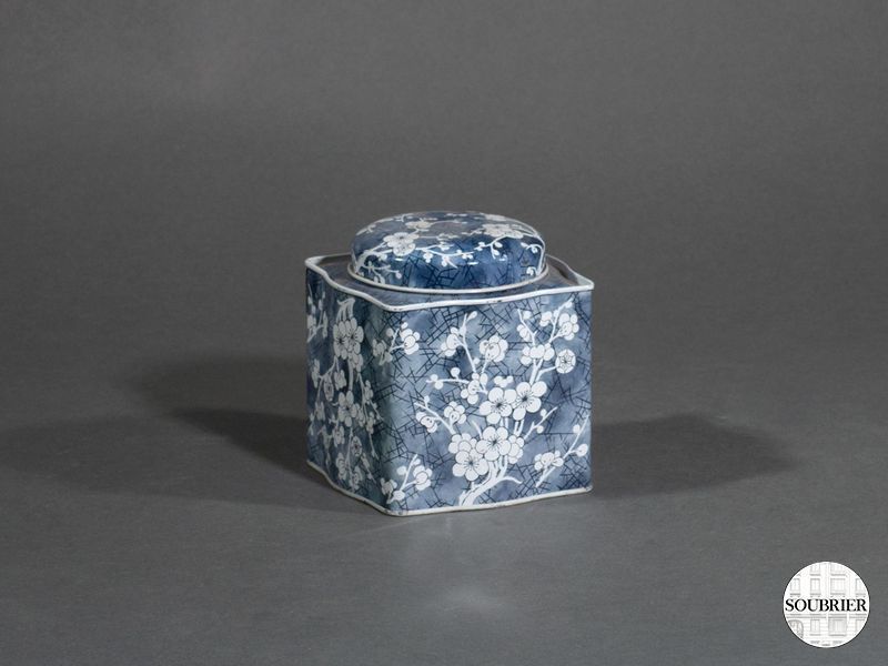 Boite en métal bleue fleurie
