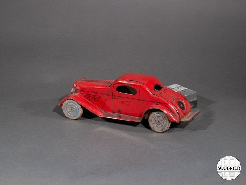 Auto rouge tôle ancienne 