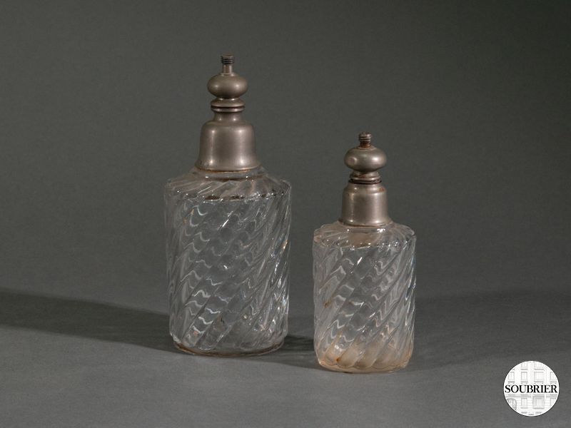 Flacon à parfum avec bouchon métal argenté
