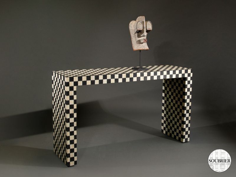 Console damier noir et blanc