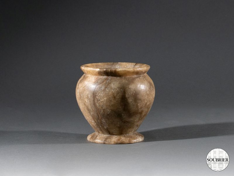 Petit vase boule en albatre
