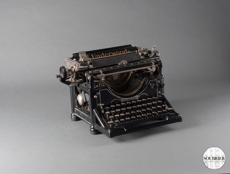 Machine à écrire année 1900