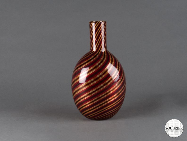 Vase en verre rayé bordeaux et or