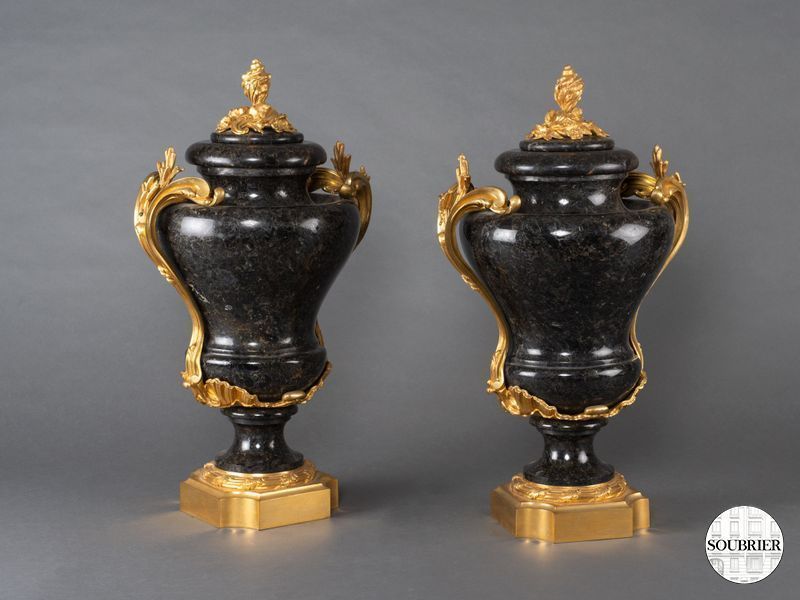 deux vases en marbre noir montés en bronze 