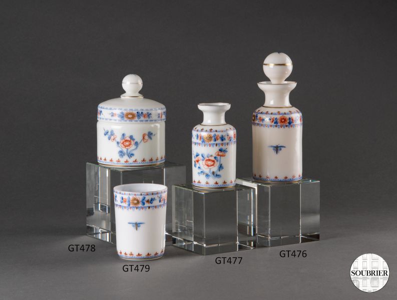 Garniture de toilette opaline