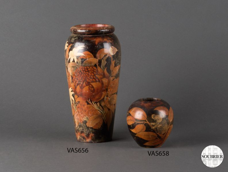 Vase en bois à décors de plantes