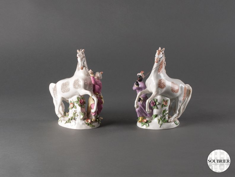 Deux chevaux turcs en porcelaine