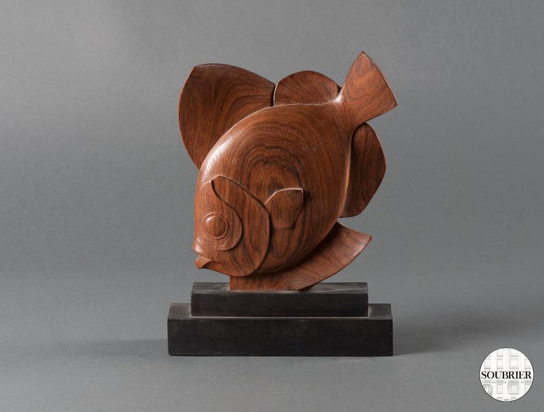 Poisson en bois sur socle noir