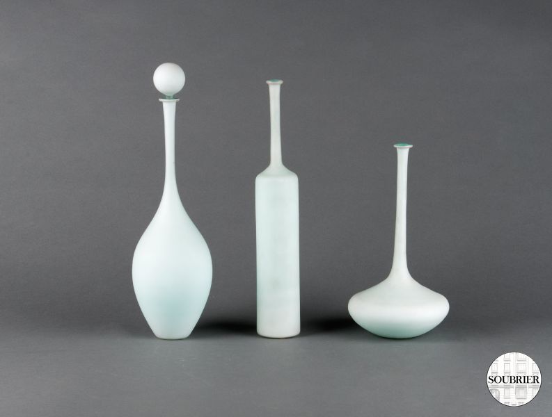 Vases opaline bleu ciel au long cou