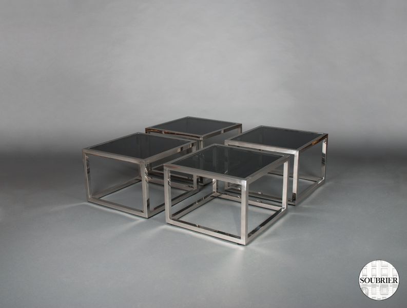 Quatre tables basses carrées
