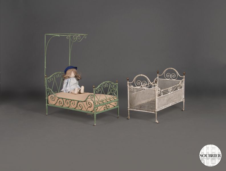 Doll's beds