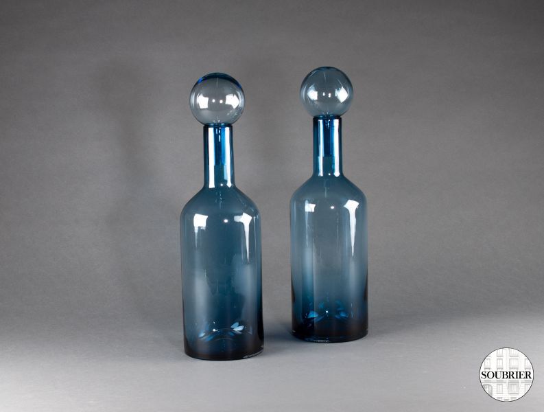 Deux bouteilles en verre