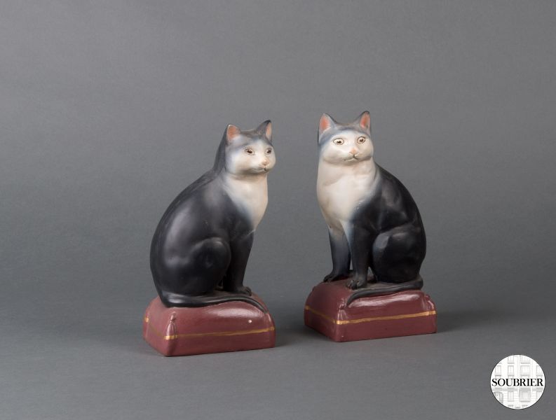 Cat-shapped bookends