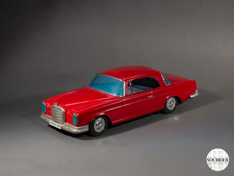 voiture Mercedes-Benz rouge