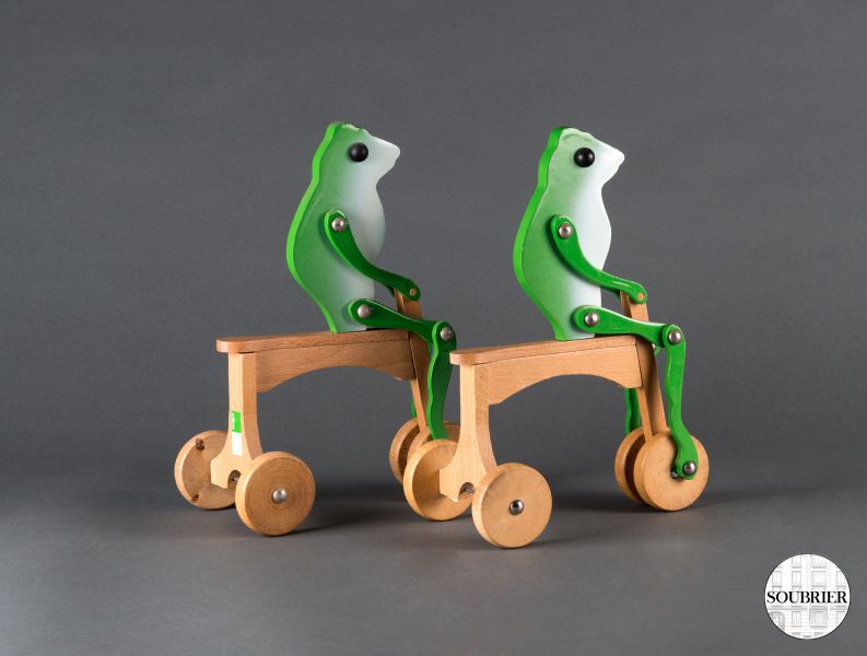 Grenouilles à vélo en bois