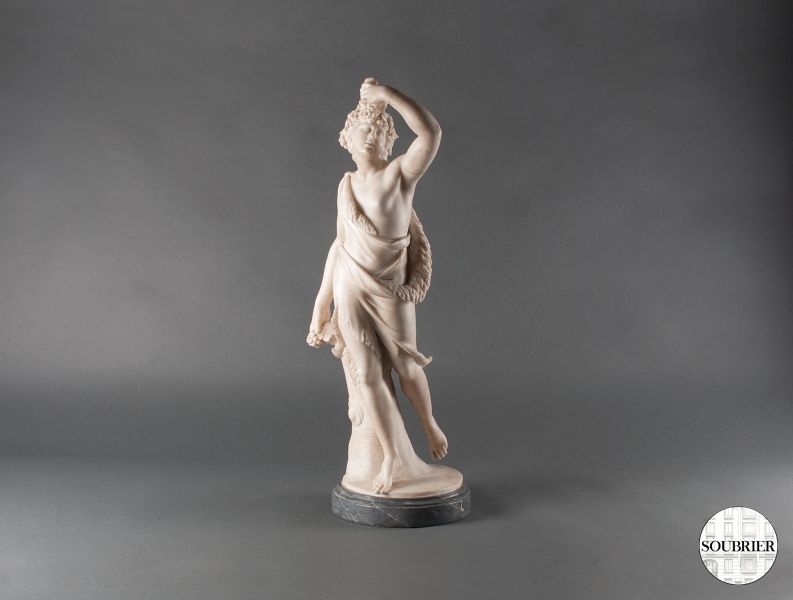 Sculpture d'une femme aux raisins