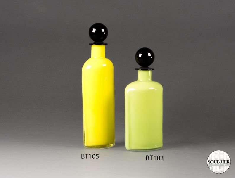 Bouteilles en verre jaune et vert