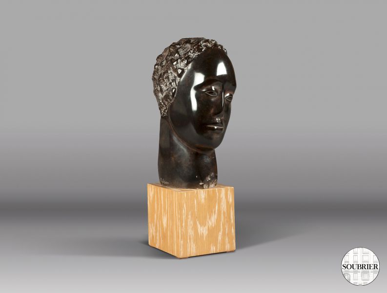 Woman's head in bronze